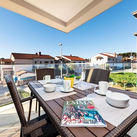 Sunny Day - Apartment With Parking Ровинь Экстерьер фото