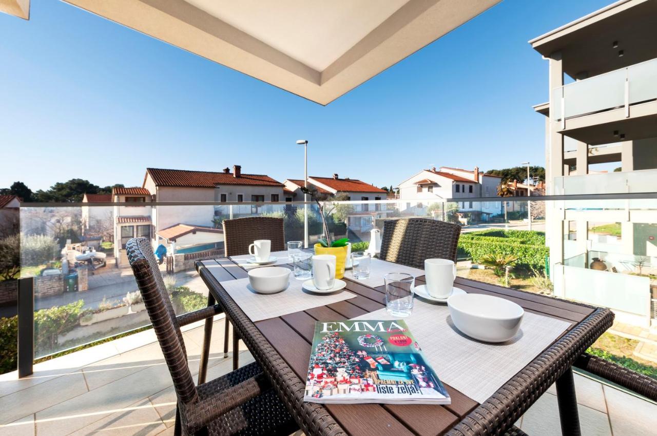 Sunny Day - Apartment With Parking Ровинь Экстерьер фото