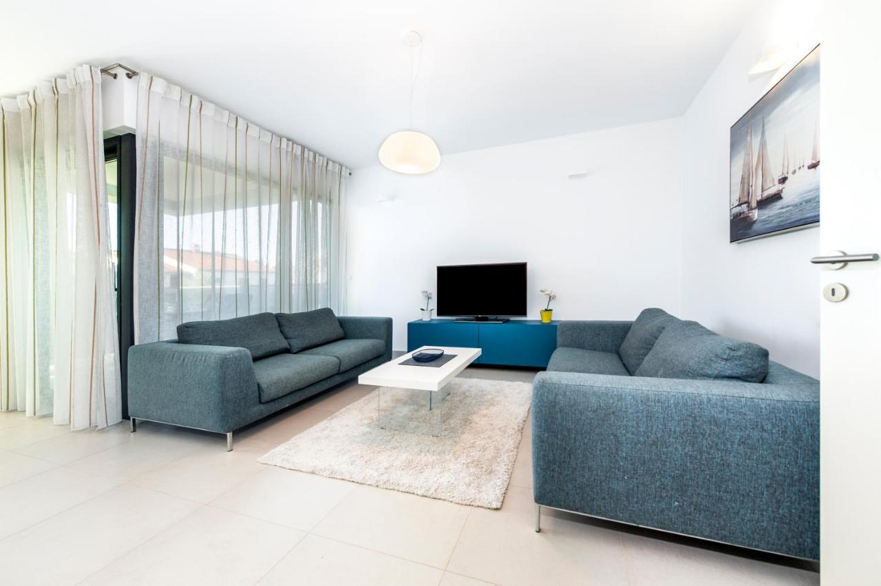 Sunny Day - Apartment With Parking Ровинь Экстерьер фото