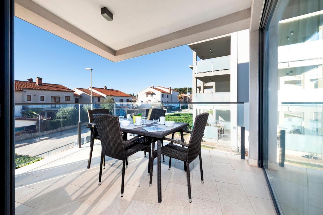 Sunny Day - Apartment With Parking Ровинь Экстерьер фото