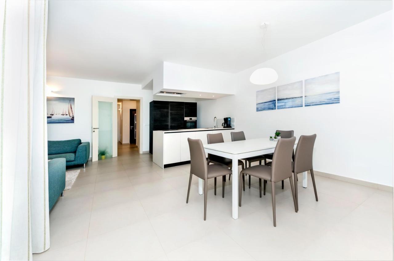Sunny Day - Apartment With Parking Ровинь Экстерьер фото